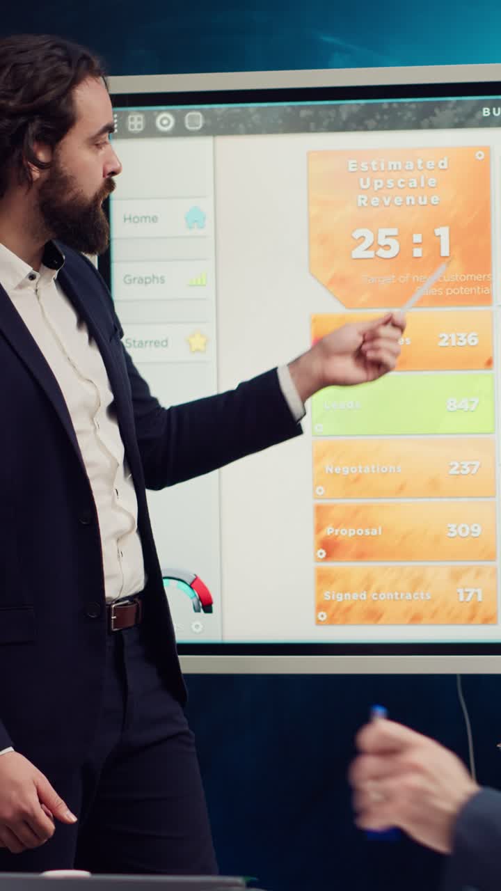 Imprenditore che presenta dati su uno schermo interattivo in un ufficio moderno