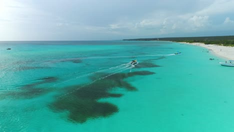 Aerial-pedestal-up-over-turquoise-sea-of-Bahia-de-las-Aguilas,-Dominican-republic