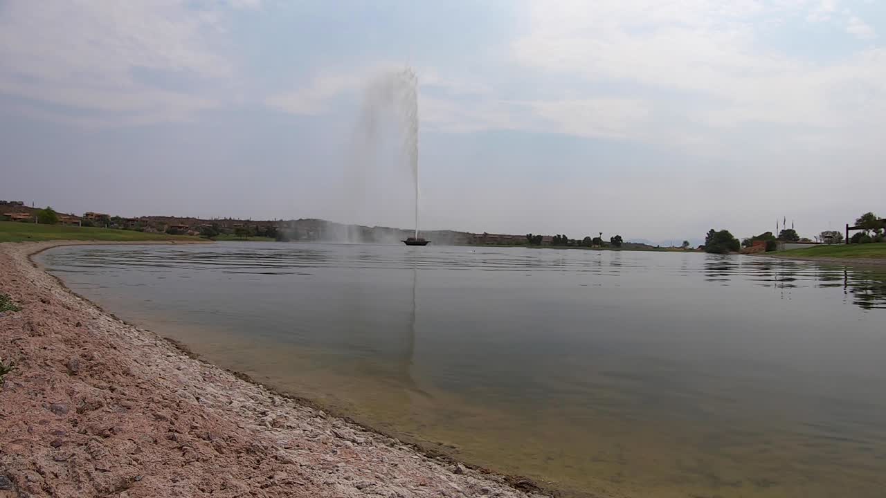 la famosa fuente a base de nenúfares en el parque de la fuente en fountain hills, arizona