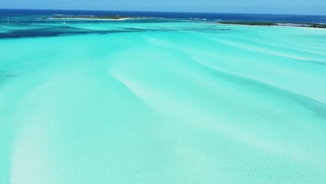 vue aérienne d'un magnifique lagon turquoise aux bahamas