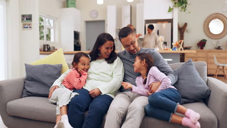 Family,-parents-and-girl-children-on-the-sofa