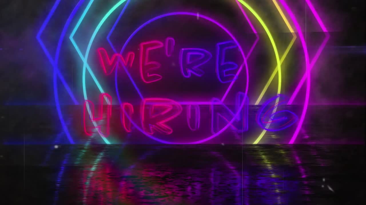 'Nyt rekrytoimme' -tekstin animaatio neonmuotojen päällä mustalla taustalla