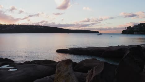 timelapse de la bahía de sydney al amanecer con barcos y nubes en movimiento, todo cambiando de oscuridad a luz a medida que se acerca el día,