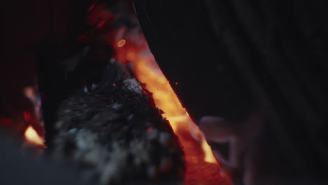 quemando leña en una chimenea