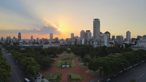 Öffentlicher-Park-Des-Bezirks-Palermo,-Stadtlandschaft-Von-Buenos-Aires-Während-Der-Glühenden-Goldenen-Stunde-Bei-Sonnenuntergang,-Luftaufnahme-Mit-Niedriger-Umlaufbahn-Links