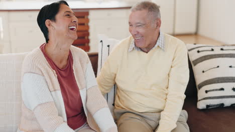 Divertido,-Sofá-Y-Pareja-De-Ancianos-Riendo-Juntos