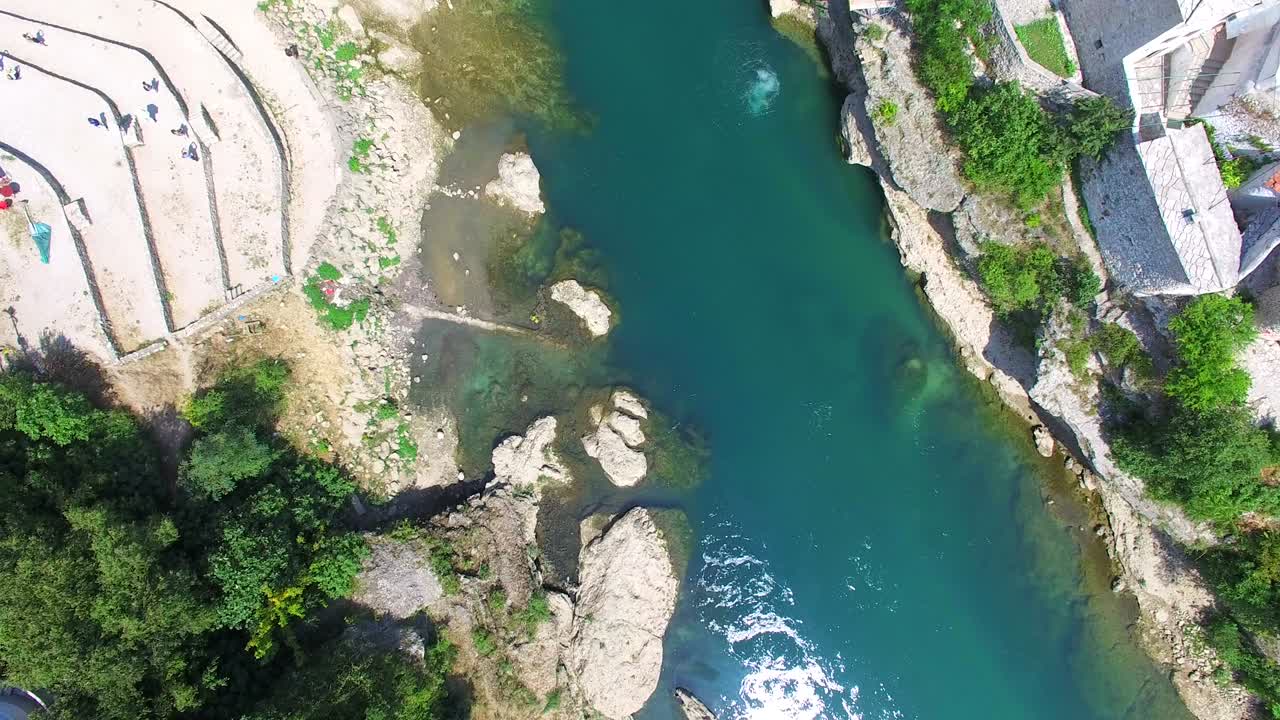 vista aérea del río neretva en bosnia