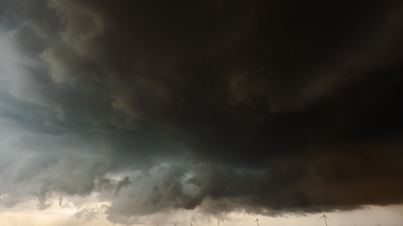 Suasana mendung gelap dengan langit berat seperti badai dahsyat yang memunculkan tornado