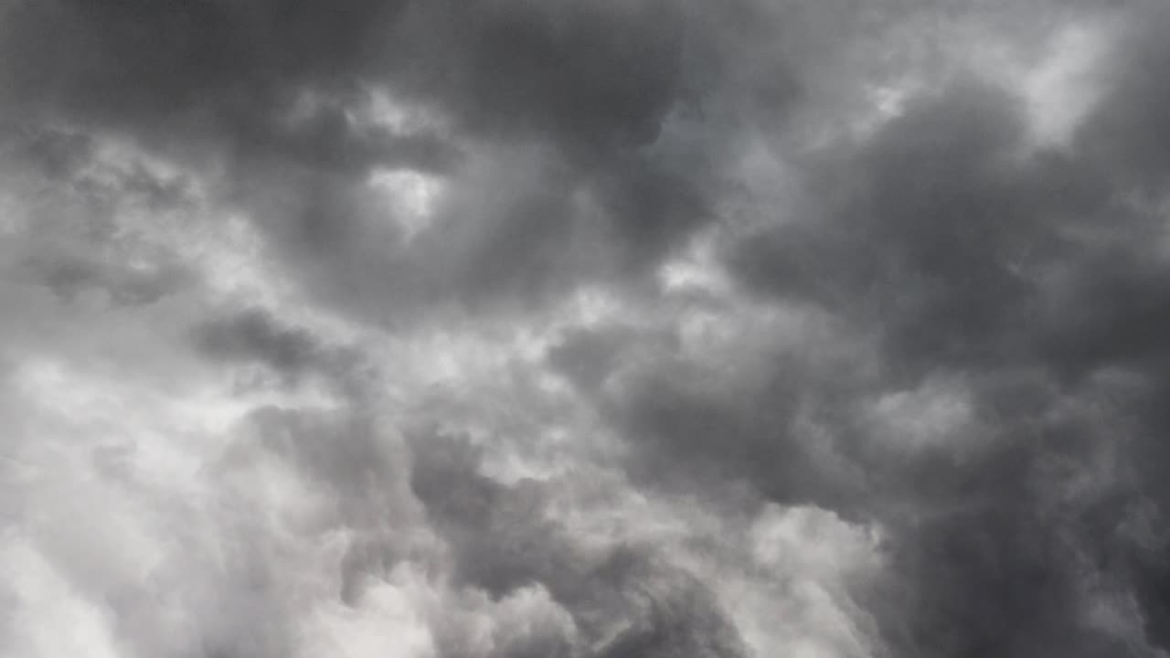 어두운 하늘에서 뇌우 구름의 보기