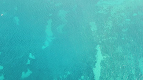 Vista-Aérea-De-Drones-Del-Agua-Azul-Del-Mar-Adriático