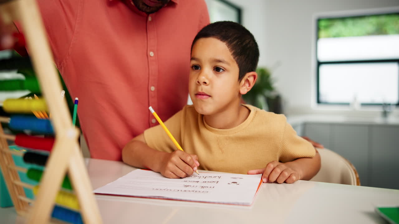 padre ayudando a su hijo con la tarea