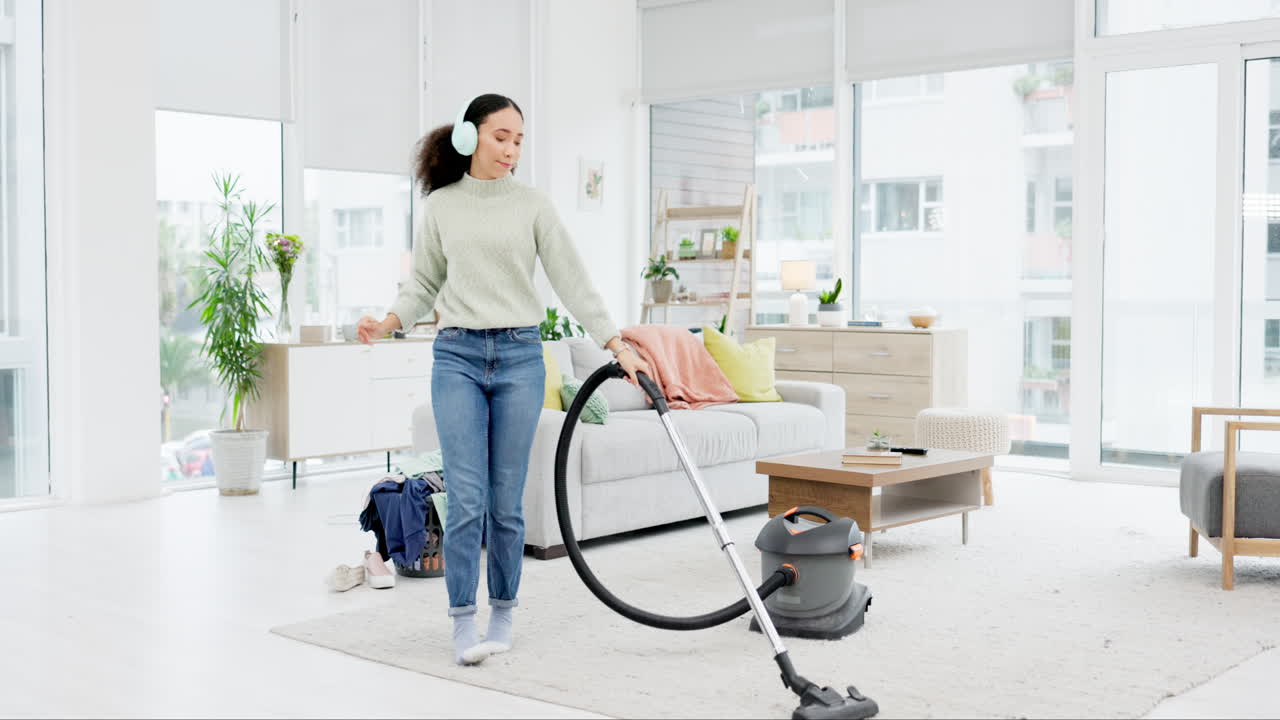 음악, 청소 및 여자가 진공으로 춤추는 것