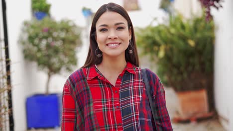 una mujer con una camisa a cuadros.