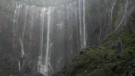 Turista-Masculino-Disfruta-De-La-Espectacular-Cascada-Brumosa-Tumpak-Sewu-En-Java,-Idn