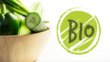 animación de texto bio en verde sobre ensalada de verduras orgánicas frescas en un cuenco en un cuenco de madera
