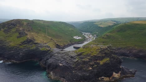 tintagel village an der küste von cornwall, vereinigtes königreich, luftaufnahme