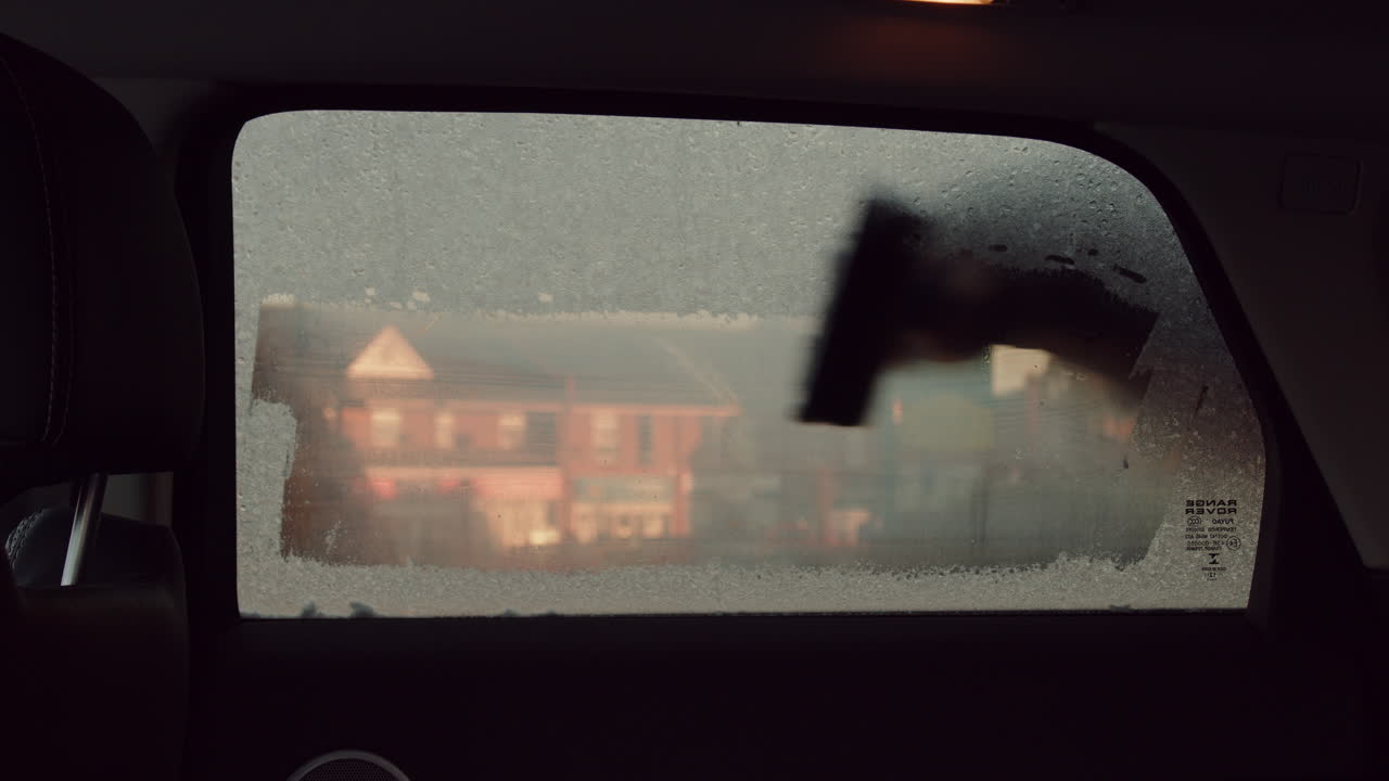 차 색을 칠한 창 내부 보기에서 얼음 긁기