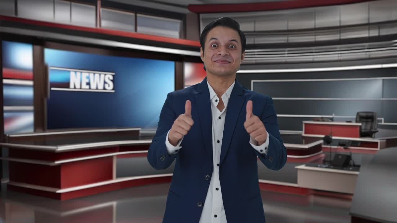 periodista indio feliz mostrando los pulgares hacia arriba