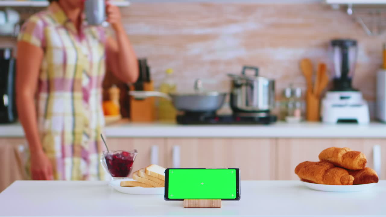 teléfono con pantalla táctil y maquillaje verde