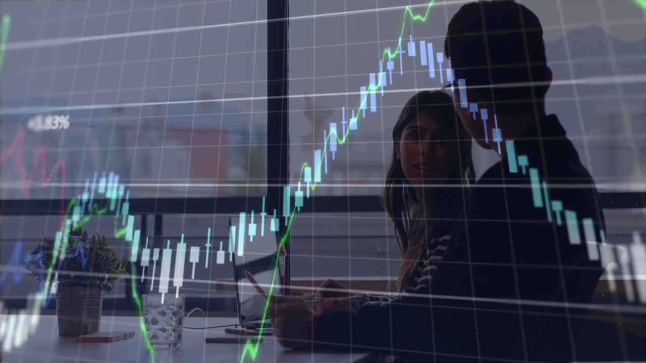 animación del procesamiento de datos financieros sobre diversas personas de negocios en la oficina