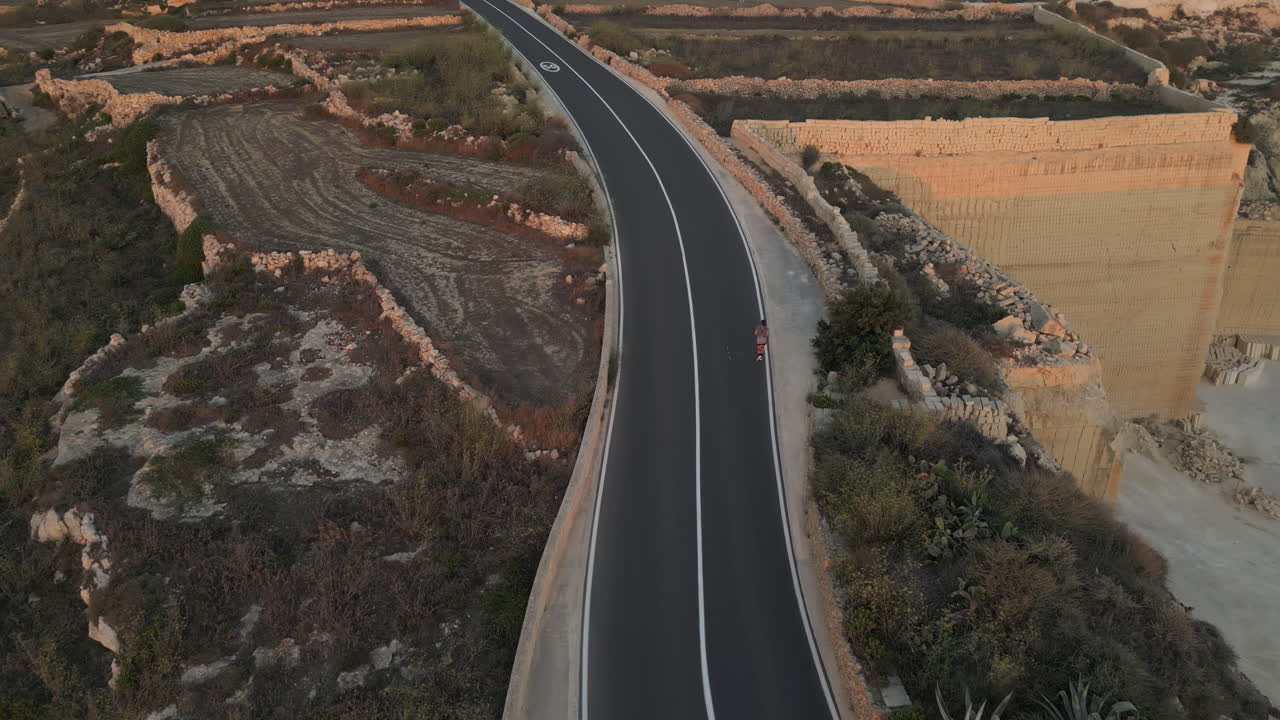 vista aérea superior de un hombre corriendo, corriendo hombre en la puesta de sol