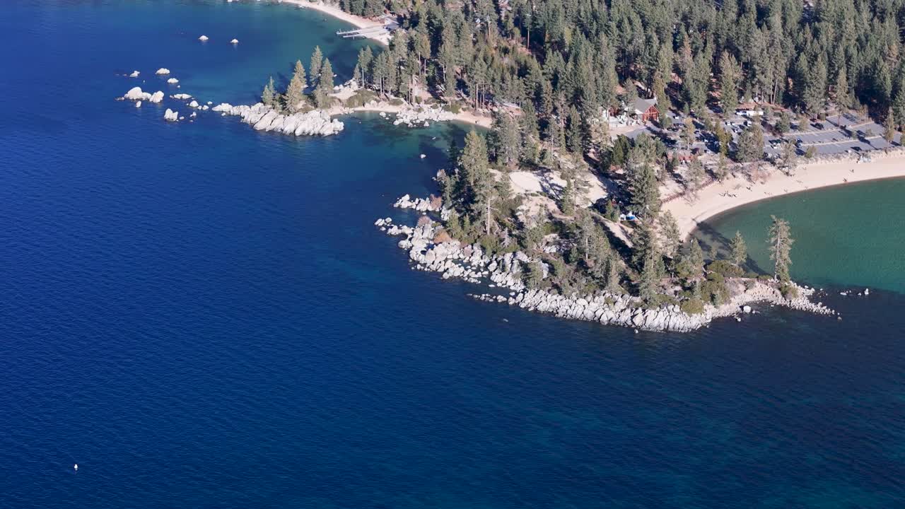 Vista aerea dall'alto della spiaggia di Sand Harbor con acqua turchese e rocce di granito nel lago Tahoe