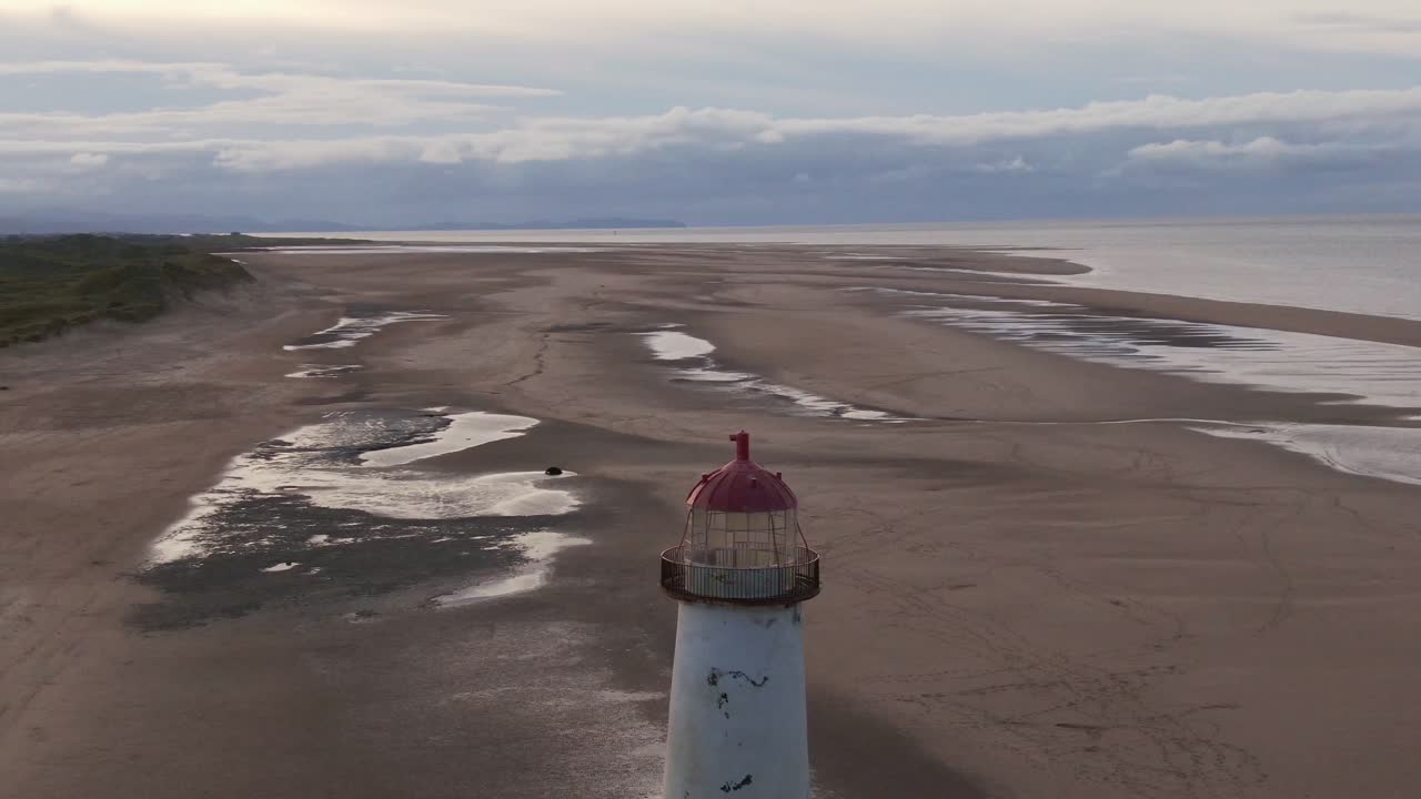 воздушный снимок заброшенного маяка на пляже в северном уэльсе