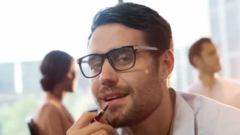 retrato de un ejecutivo de negocios sonriendo
