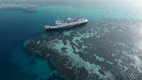 Schiffbruch-Am-Korallenbett-In-Saudi-Arabien,-Rotes-Meer