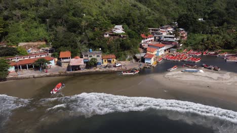 Toma-Aérea-General-Del-Puerto-De-Chuao,-Estado-Aragua,-Venezuela