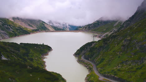 Toma-Aérea-Inversa-Cinematográfica-De-Un-Embalse-En-Suiza