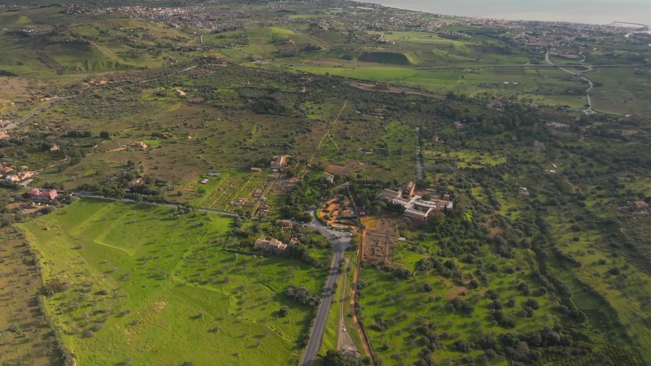 Agrigento Sicilya İtalya'daki Tapınaklar Vadisi'nin havadan drone ile genel çekimi Konum Manzarası