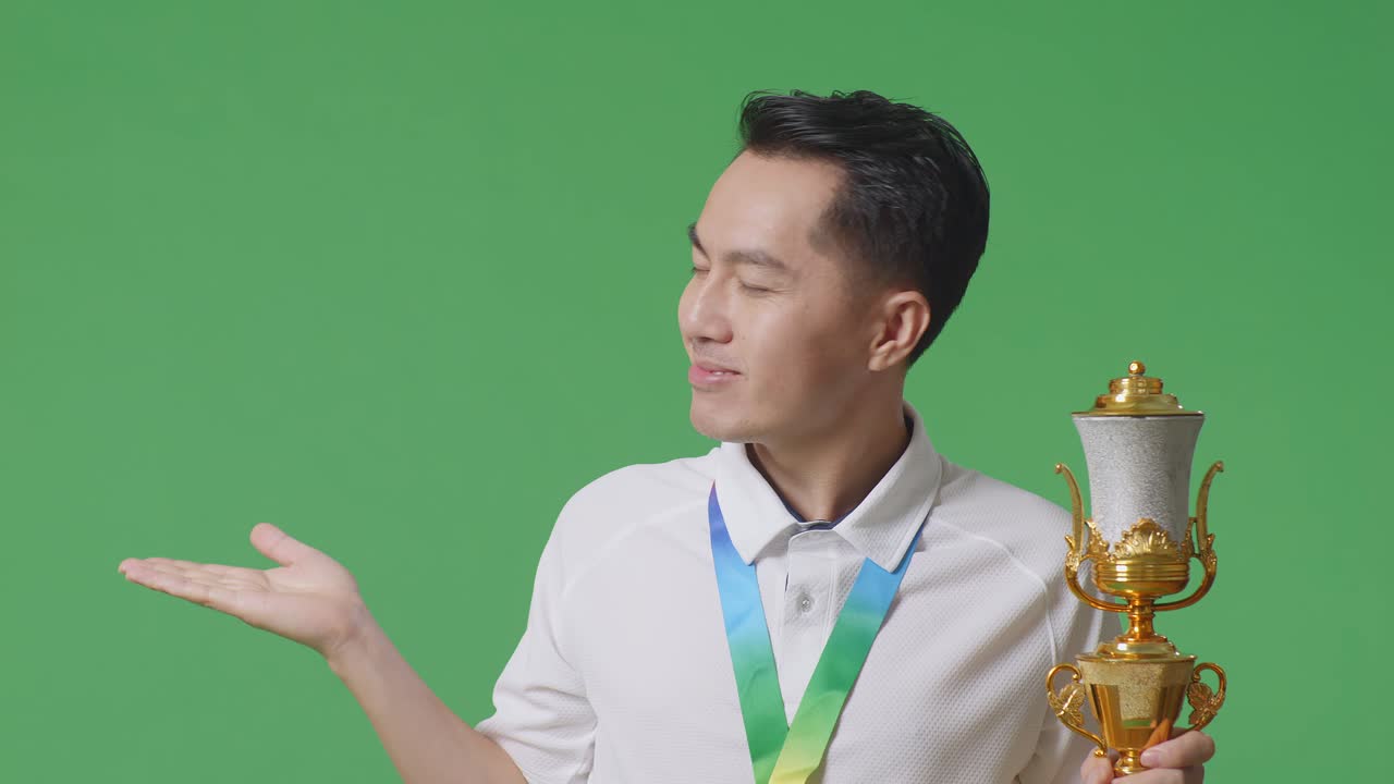 트로피를 들고 있는 남자