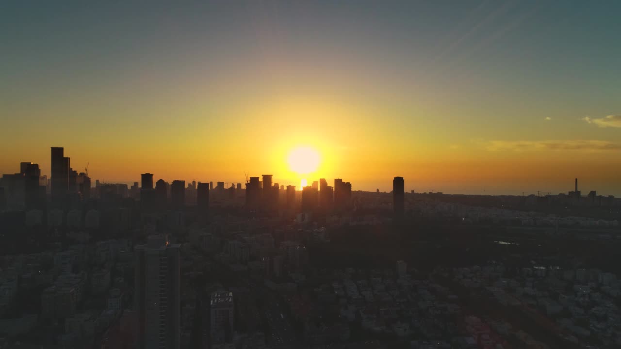 Vista aérea de Tel Aviv ao pôr do sol, cidade no Oriente Médio em Israel. Panorama da paisagem urbana moderna com distrito financeiro, edifícios altos e imóveis.