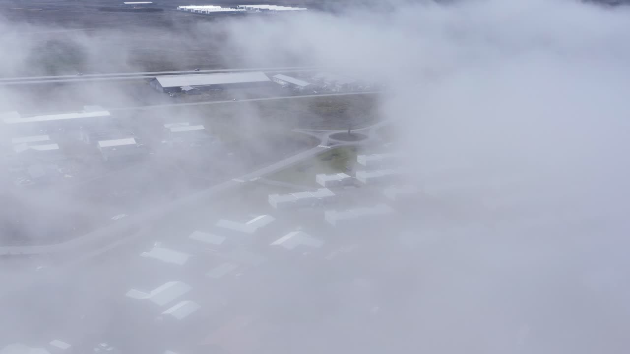 niebla que cubre la ciudad residencial de njardvik en islandia, antena