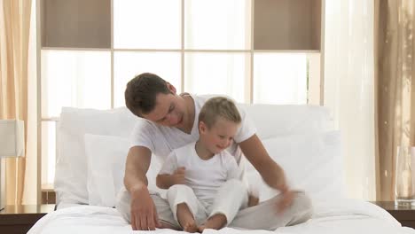 Padre-E-Hijo-Jugando-En-La-Cama