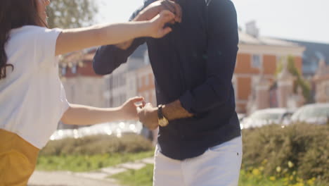 Pareja-Interracial-Bailando-Salsa-En-El-Parque-De-La-Ciudad-2