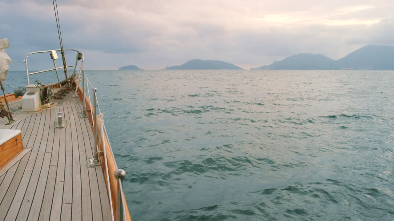 Leere Yacht segelt vor der italienischen Küste