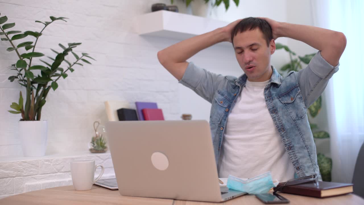 젊은 사업가 의 초상화 는 직장 에서 얼굴 마스크 를 벗는다. 전염병 시대 에 안전 한 일