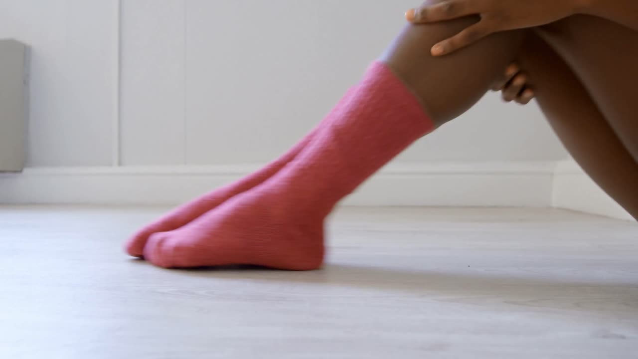 mujer estirándose en el estudio de fitness 4k