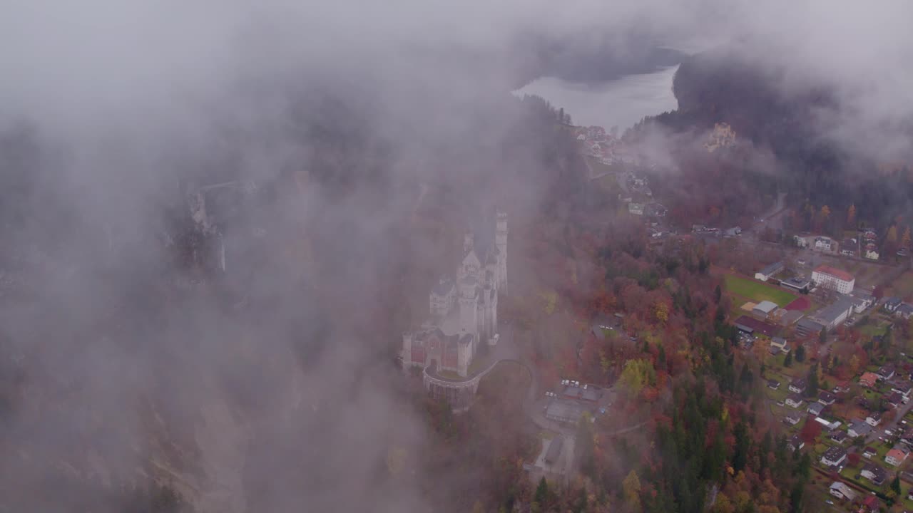 Almanya, Schwangau'da, sisli Neuschwanstein Şatosu ile sonbaharda Bavyera Alpleri