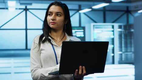 mujer asegurando el cumplimiento de las regulaciones para proteger el equipo del centro de datos