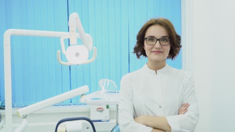 mujer dentista en el consultorio