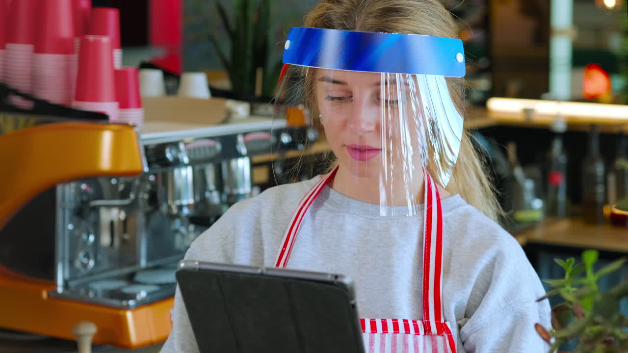 barista usando una tableta en una cafetería