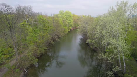 Toma-Aérea-Ascendente-Que-Muestra-El-Parque-Prater-Y-El-Centro-De-Viena-Desde-Unteres-Heustadelwasser