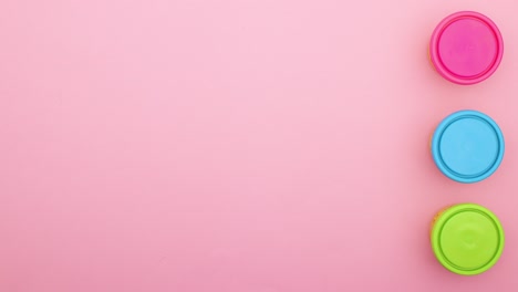 rondas coloridas parpadeando sobre un fondo rosado - movimiento de parada