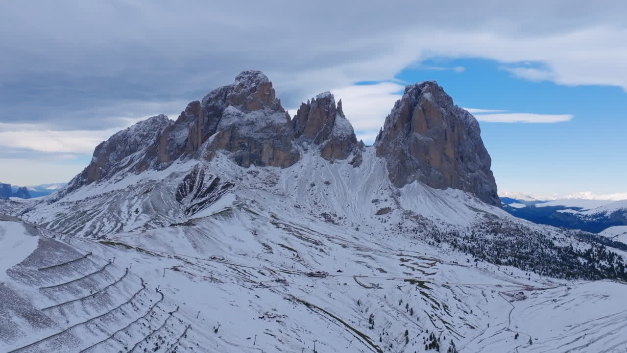 세라 타워 (sella towers) 를 둘러싸고 회전하는 항공 영상, 이탈리아 남티롤의 세라 그룹의 네 개의 정상, 카나제이 외.
