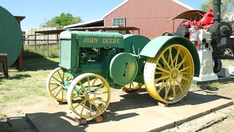 tractor john deere con ruedas de acero antiguo