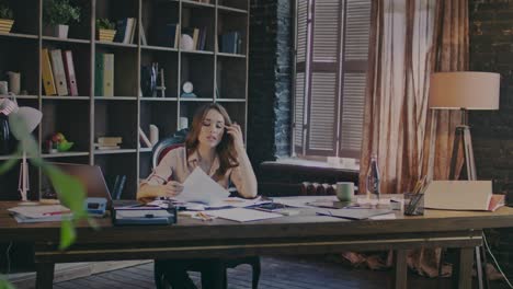 mujer de negocios concentrada sentada a la mesa y leyendo cuidadosamente el contrato