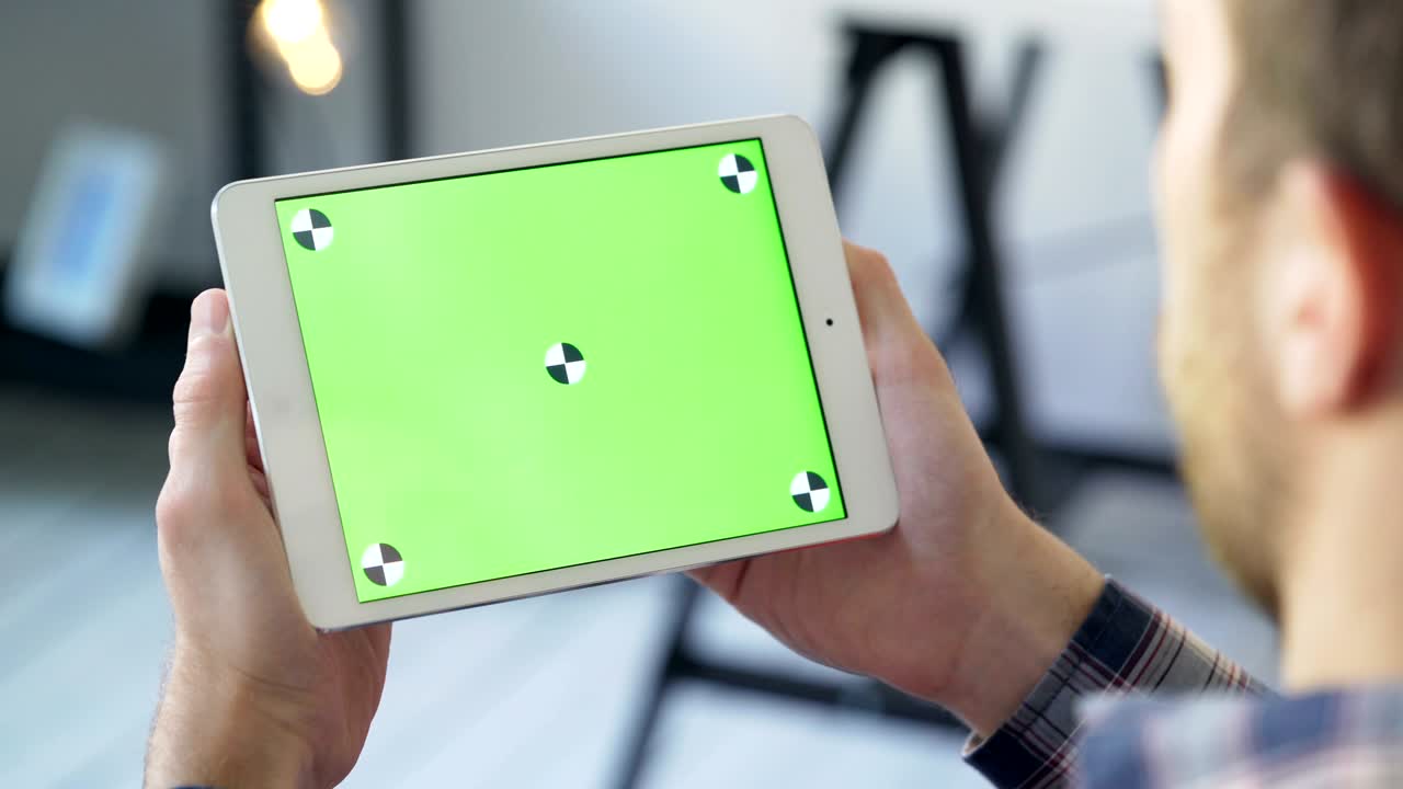 el hombre usa una tableta digital con pantalla verde táctil navegando comunicándose